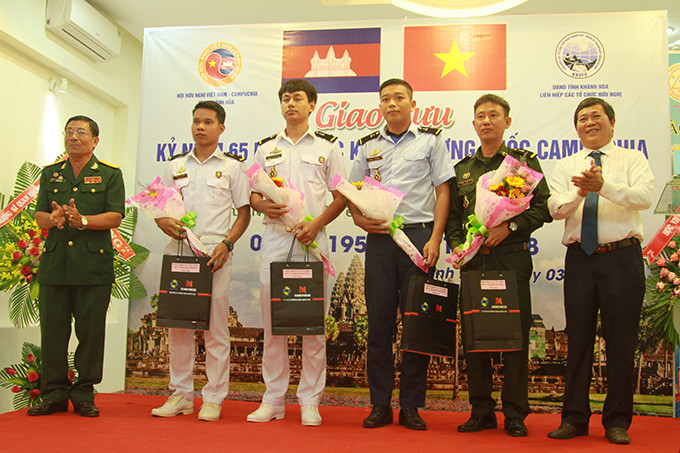 Khen thưởng các học viên Campuchia có thành tích học tập tốt.