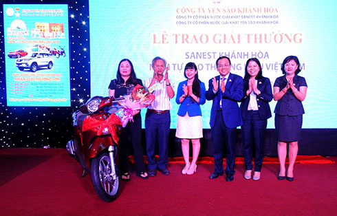 Lãnh đạo công ty trao giải cho khách hàng  trúng thưởng tại Phú Yên.