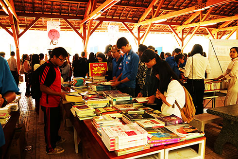 Trường Đại học Nha Trang: Nhiều hình thức tuyên truyền về tác hại thuốc lá