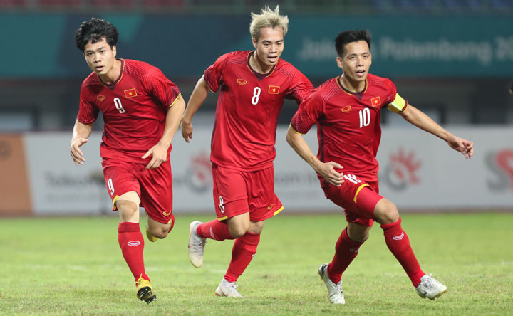 Văn Quyết cho biết khát khao được cùng lứa cầu thủ trẻ tài năng của Việt Nam nâng cao chức vô địch AFF Cup 2018.