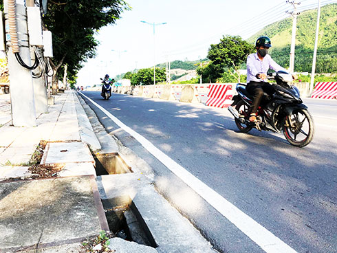 Trên Đại lộ Nguyễn Tất Thành có rất nhiều nắp hố ga bị kẻ gian lấy trộm.