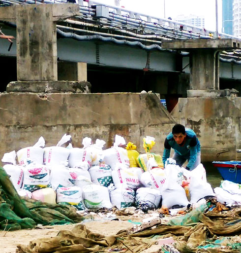 Ngư dân lấy cát ngay chân cầu Xóm Bóng