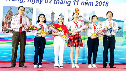 Lãnh đạo TP. Nha Trang tặng hoa cho các đội thi.