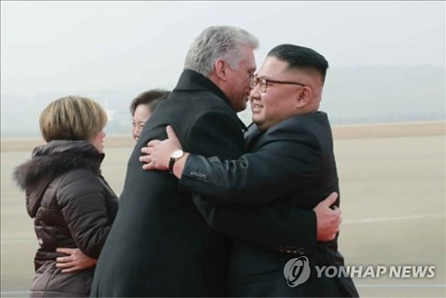 Ảnh: Nhà lãnh đạo Triều Tiên Kim Jong Un chào đón người đồng cấp Cuba Miguel Diaz-Canel tại sân bay ở Bình Nhưỡng ngày 4/11/2018. Ảnh: Yonhap