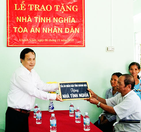 Lãnh đạo Tòa án nhân dân tỉnh trao  tượng trưng căn nhà mới xây cho hộ ông Quang.