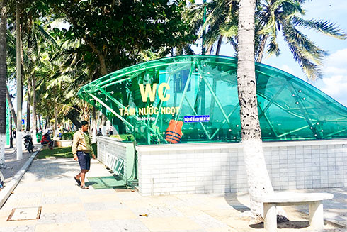 Nhà vệ sinh công cộng ở công viên bờ biển đường Trần Phú, TP. Nha Trang.