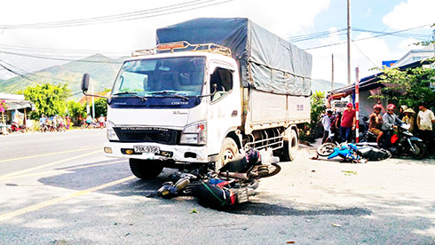 Ô tô tải tông 3 xe máy, một người tử vong