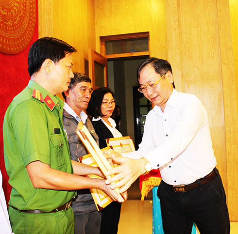 Đồng chí Nguyễn Đắc Tài tặng bằng khen  cho các cá nhân.