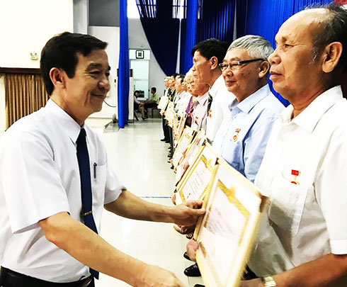 Trao tặng Huy hiệu Đảng cho đảng viên