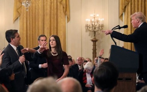 Khoảnh khắc Tổng thống Trump chỉ trích nhà báo Acosta còn nhân viên Nhà Trắng cố gắng giật lại micro từ tay phóng viên này. Ảnh: Reuters.