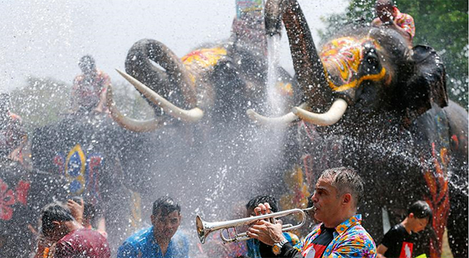 Quang cảnh lễ hội té nước tại Thái Lan