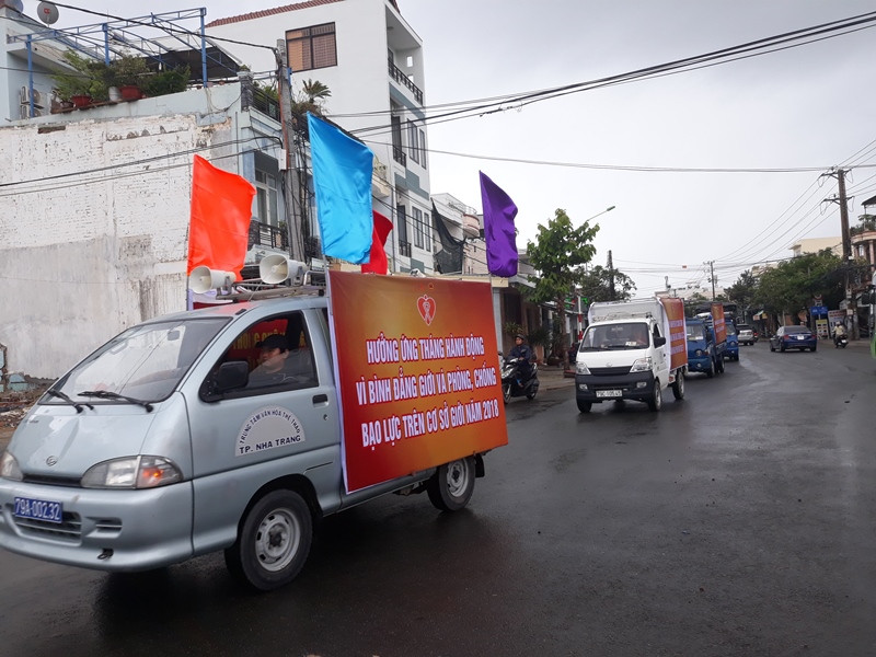 Đoàn xe tuyên truyền cổ động diễu hành qua các tuyến phố chính
