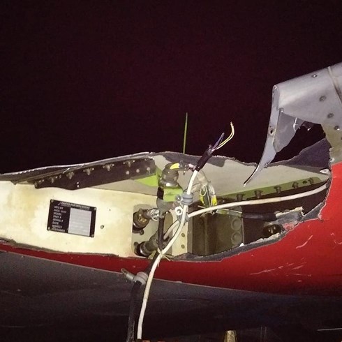 Phần cánh máy bay bị hư hỏng nặng sau tai nạn. (Ảnh: Twitter).
