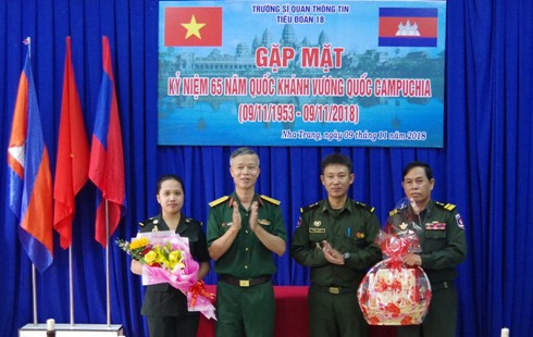 Đại tá Võ Bá Dương tặng quà cho các cán bộ, học viên quân đội Hoàng gia Campuchia đang học tập tại nhà trường.