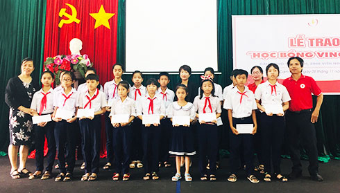 Học sinh TP. Cam Ranh nhận học bổng của Tập đoàn Vingroup.
