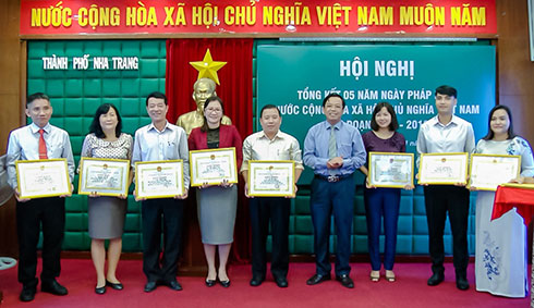 Ông Nguyễn Sỹ Khánh - Phó Chủ tịch UBND thành phố trao  giấy khen cho các tập thể.