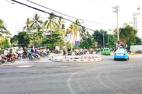 Vòng xuyến đặt tại nút giao đường Trần Phú và khu 86 Trần Phú chỉ là tạm thời