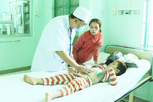 Khám bệnh cho trẻ mắc bệnh tay chân miệng ở Bệnh viện Bệnh nhiệt đới tỉnh.