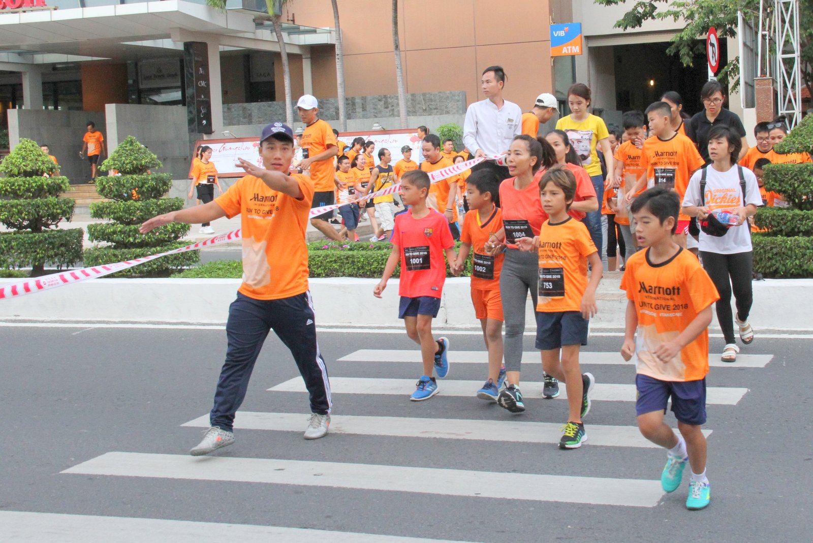Các em nhỏ cũng đến tham gia chạy bộ gây quỹ 