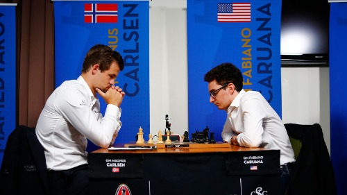 Carlsen (trái) và Caruana là cặp đấu tranh ngôi vua cờ cân bằng nhất lịch sử, tính theo Elo. Ảnh: AP.