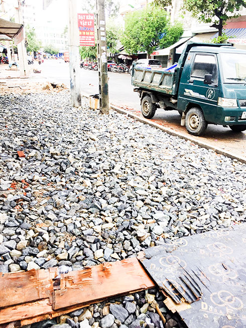 Cần đẩy nhanh tiến độ sửa chữa vỉa hè đường Dã Tượng
