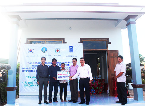 Bàn giao 120 căn nhà phòng, chống bão cho người dân