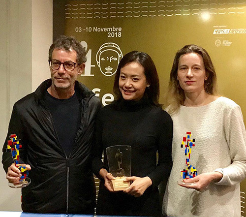 Đạo diễn Hồng Ánh rạng rỡ nhận Giải thưởng lớn của Ban tổ chức trao cho 'Đảo của dân ngụ cư'.