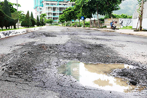 Đường Nguyễn Cơ Thạch mới được sửa chữa đã bị hư hỏng.