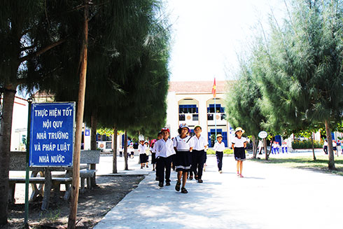 Lối vào xanh mát của Trường Tiểu học số 2 Ninh Đa.