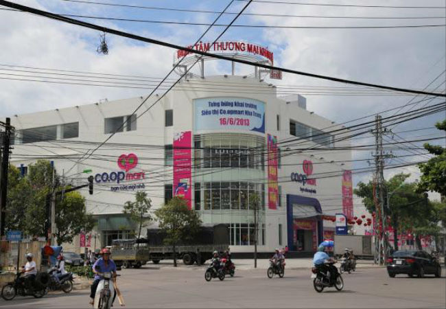 Ngăn chặn tình trạng trẻ em bán hàng rong trước siêu thị Co.opMart