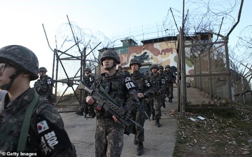 Binh lính Hàn Quốc rời khỏi trạm gác. (Ảnh: Getty Images)