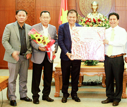 Ông Hồ Văn Mừng tặng quà lưu niệm đoàn công tác Hội Nhà báo Lào.