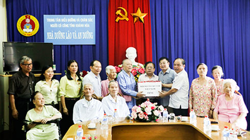 Thăm, tặng quà cho người cao tuổi