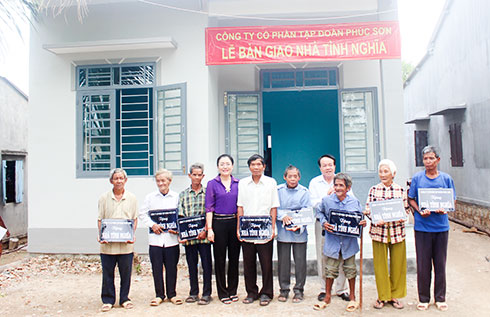 Đại diện Sở Lao động - Thương binh và Xã hội  bàn giao nhà tình nghĩa cho người có công với cách mạng.