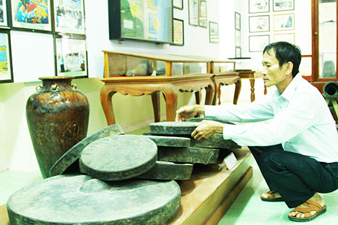 Bộ chiêng cổ của dân tộc Ê đê được lưu giữ ở Nhà truyền thống thị xã Ninh Hòa.