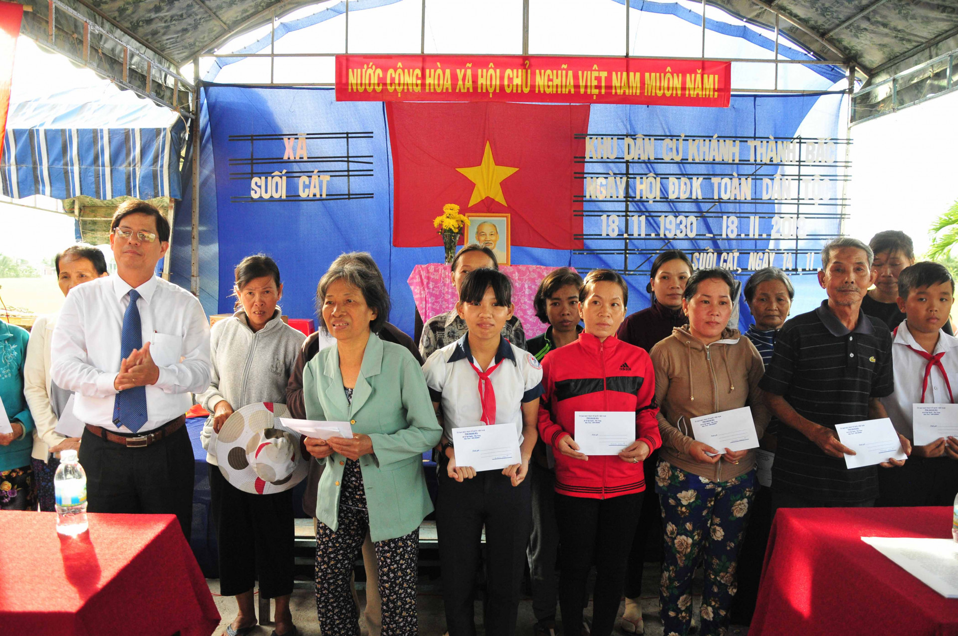 Đồng chí Nguyễn Tấn Tuân trao quà hỗ trợ cho các gia đình khó khăn 