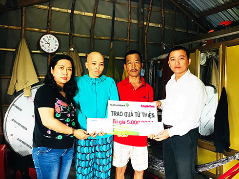 Representatives of Khanh Hoa Newspaper and Vietcombank Nha Trang offering money to Dat and Thuy