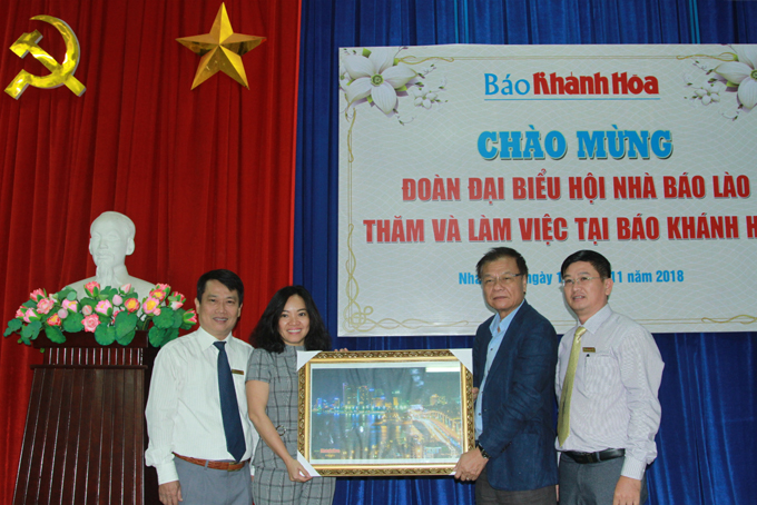 Ban Biên tập Báo Khánh Hòa tặng quà lưu niệm cho đoàn