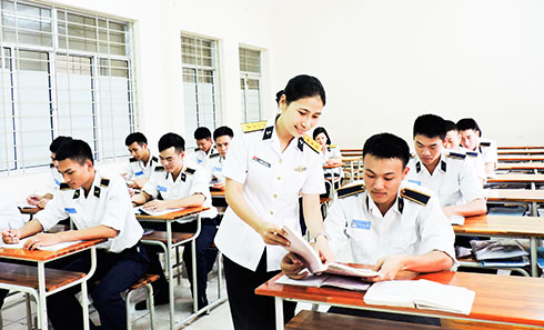 Giảng viên Phạm Thị Tú Anh trong giờ thực hành trên lớp.