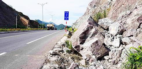Tảng đá lớn rơi từ núi xuống chắn rãnh dọc Quốc lộ 1C.