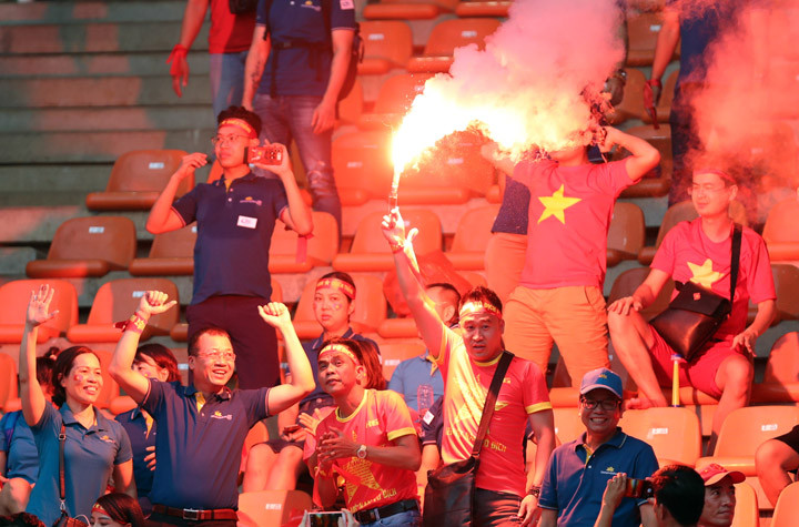 CĐV đốt pháo sáng tại Indonesia khi Olympic Việt Nam đá Asiad 2018. Ảnh: Đức Đồng