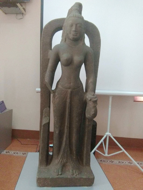 Tượng nữ thần Saraswati được định giá 7,5 tỷ đồng, khi được tìm thấy đã gãy tay phải 1 đoạn. Ảnh: baovinhlong.com.vn