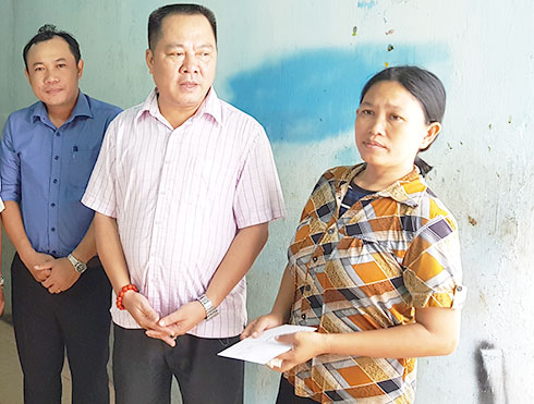 Đoàn công tác của Ban An toàn giao thông TP. Nha Trang  thăm hỏi một gia đình có người tử vong vì tai nạn giao thông  ở phường Vĩnh Phước.