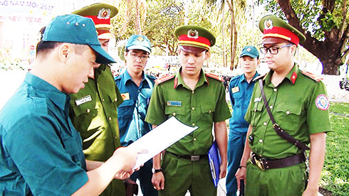 Lực lượng tự vệ Công ty TNHH Khách sạn Nha Trang Lodge cùng lực lượng công an tuần tra, trao đổi thông tin.