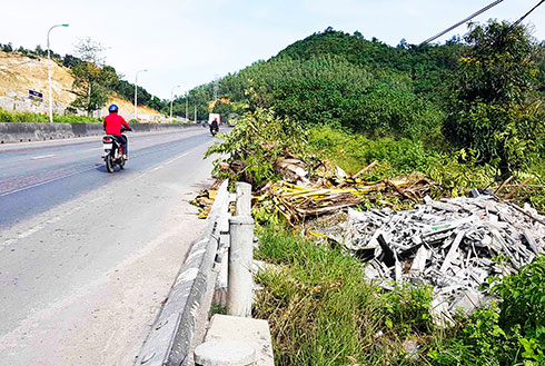 Phế thải đổ ngay trên hành lang Quốc lộ 1 khu vực đèo Rù Rì (TP. Nha Trang). 