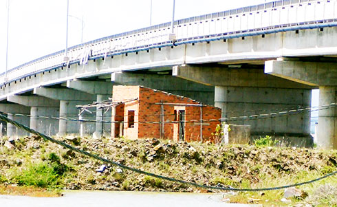 Xây nhà dưới chân cầu