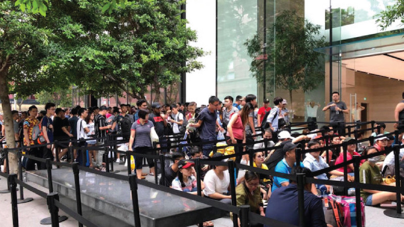 Hàng trăm fan“táo”xếp hàng mua iPhone trong ngày ra mắt