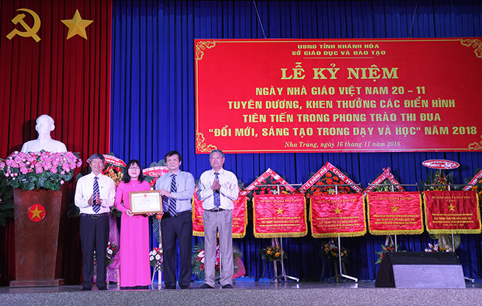 Ông Trần Sơn Hải trao bằng khen của Bộ GD-ĐT cho Sở GD-ĐT.