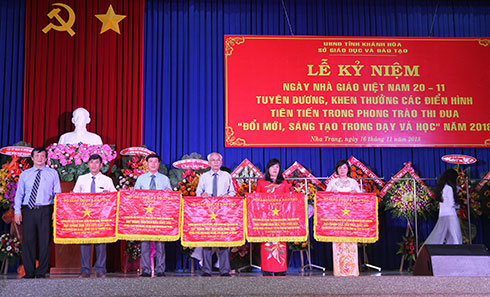 Ông Trần Sơn Hải tặng cờ thi đua cho các tập thể. 