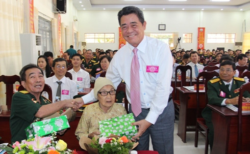 Ông Lê Thanh Quang tặng quà cho Mẹ Việt Nam Anh hùng và Anh hùng Lực lượng vũ trang tại đại hội.